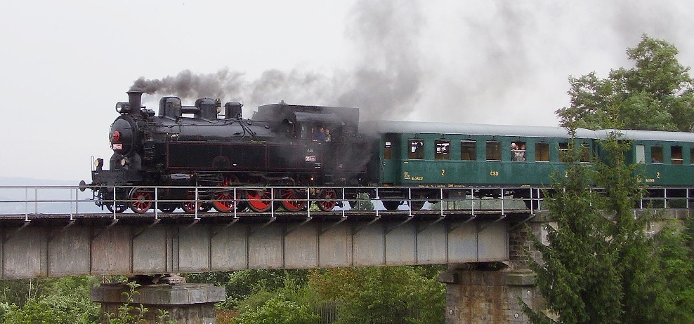 Všubybylka přejíždí viadukt před st.Hrob.JPG